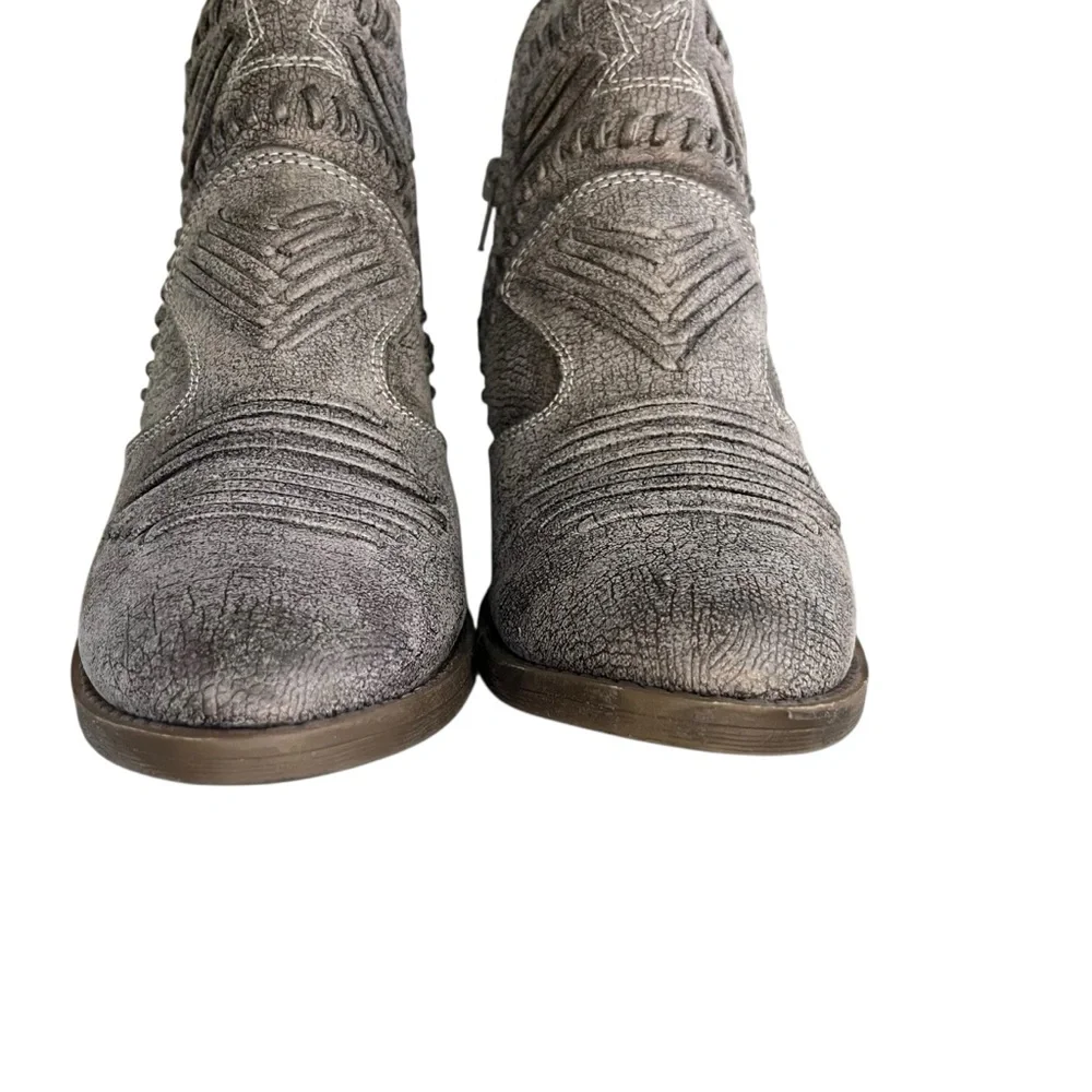 Not Rated Women’s 8 Gray Silver Weaved Faux Leather Side Zip Nosara Ankle Bootie - Picture 2 of 15